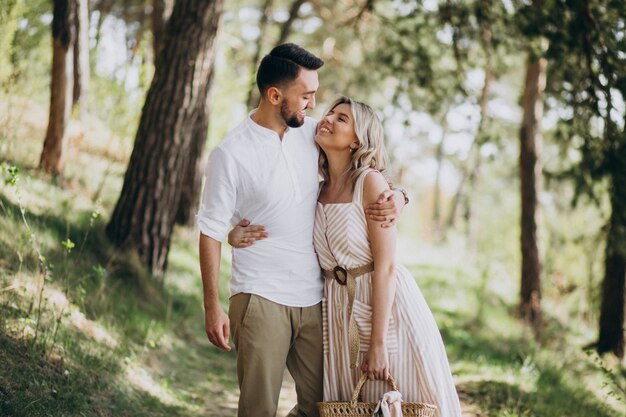 Pareja joven paseando por el bosque