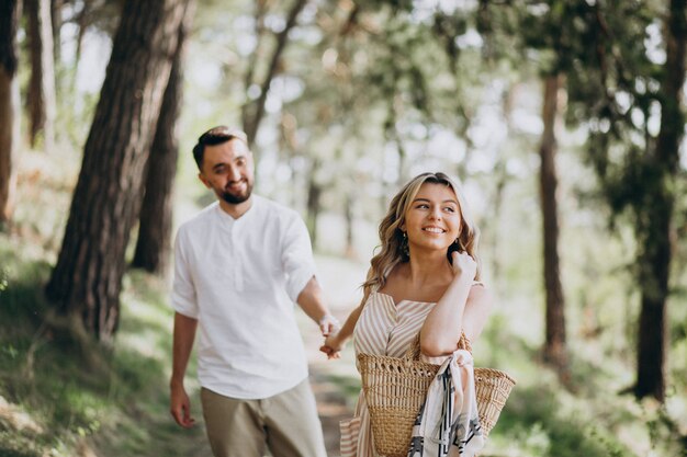 Pareja joven paseando por el bosque