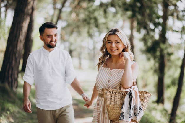 Pareja joven paseando por el bosque