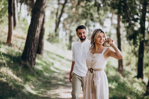 Pareja joven paseando por el bosque