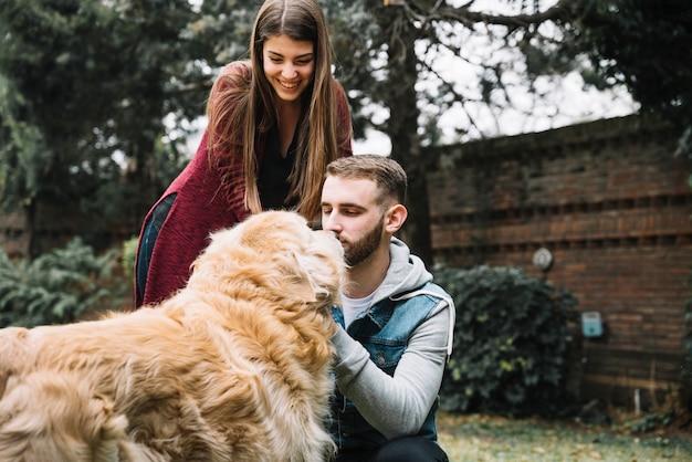 Pareja joven con perro lindo