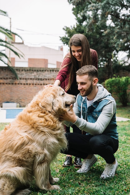 Pareja joven con perro lindo