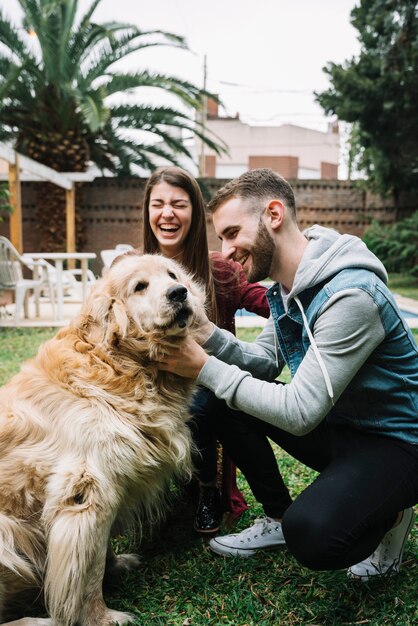 Pareja joven con perro lindo