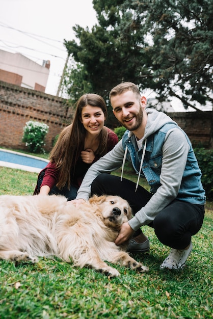 Pareja joven con perro lindo