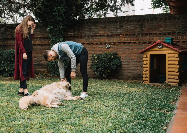 Pareja joven con perro lindo