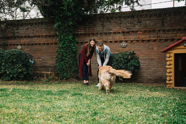 Pareja joven con perro lindo