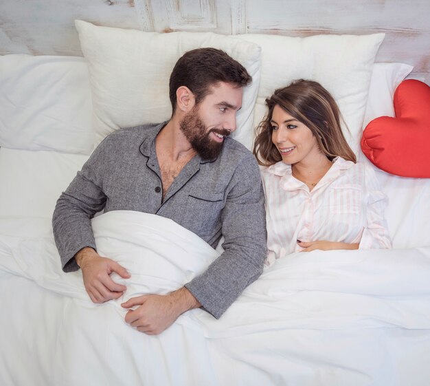 Pareja joven, en, pijama, acostado, en cama