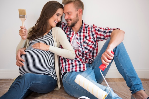 Foto gratuita pareja joven pintando paredes