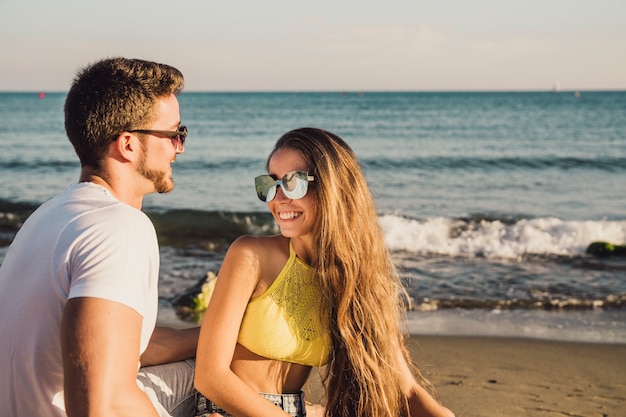 Pareja joven por la playa