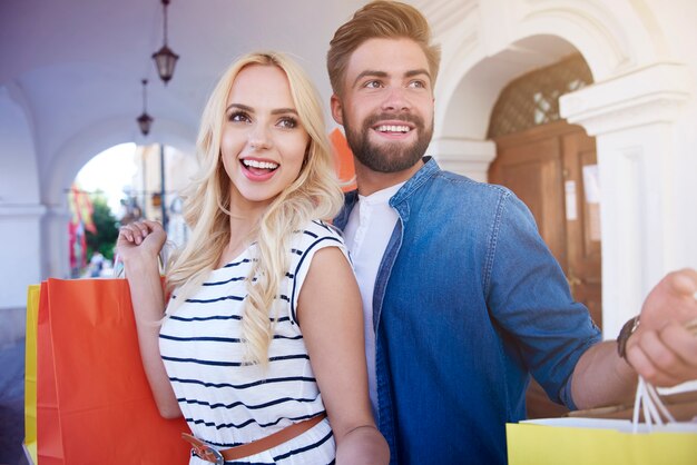 Pareja joven, posición, con, bolsas de compras