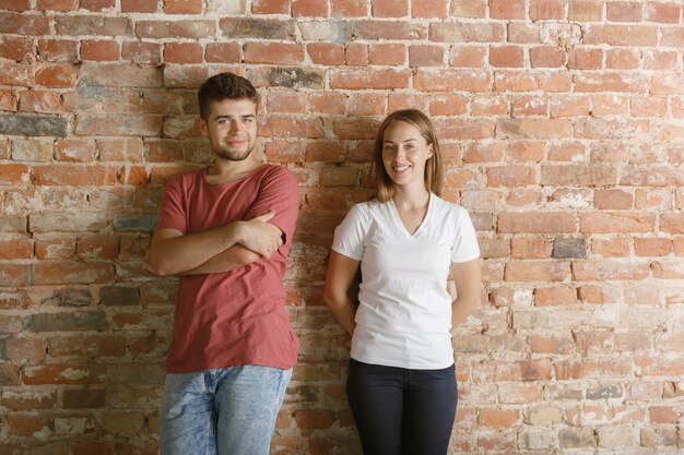 Pareja joven preparándose para hacer reparaciones de apartamentos juntos.