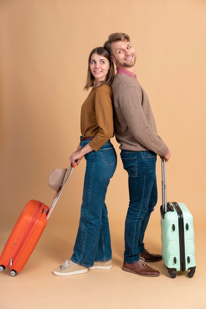 Pareja joven preparándose para viajar con equipaje