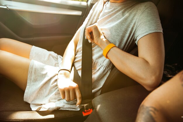 Pareja joven preparándose para el viaje de vacaciones en el coche en un día soleado.