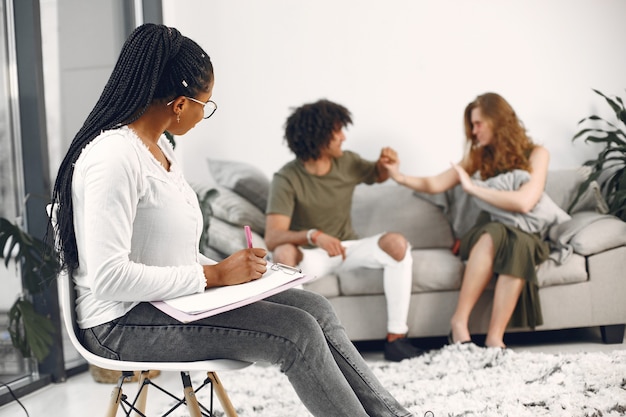 Pareja joven en psicólogo. Hablar de problemas de relación con su terapeuta.