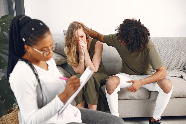 Pareja joven en psicólogo. Hablar de problemas de relación con su terapeuta.