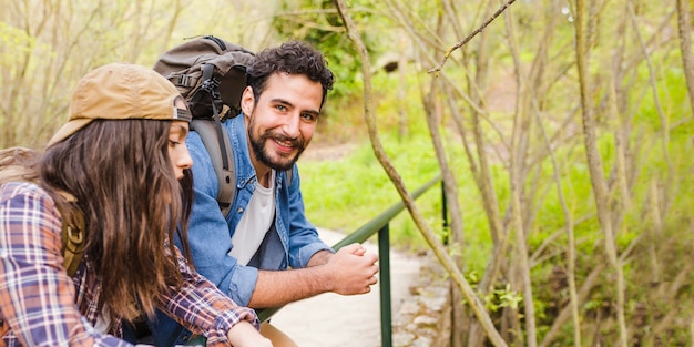 Foto gratuita pareja joven en el puente