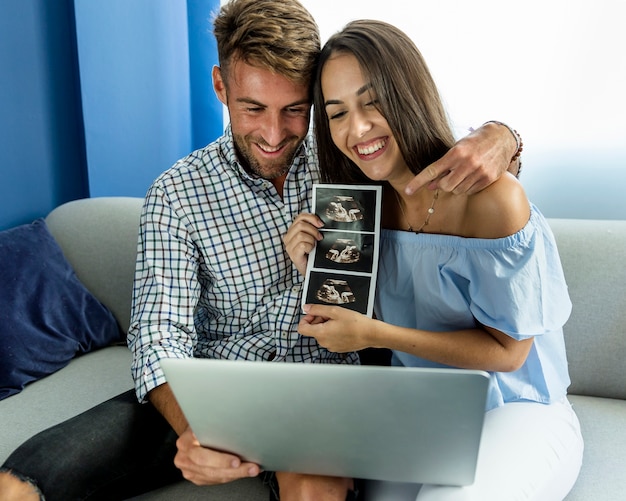 Pareja joven realizando una videoconferencia