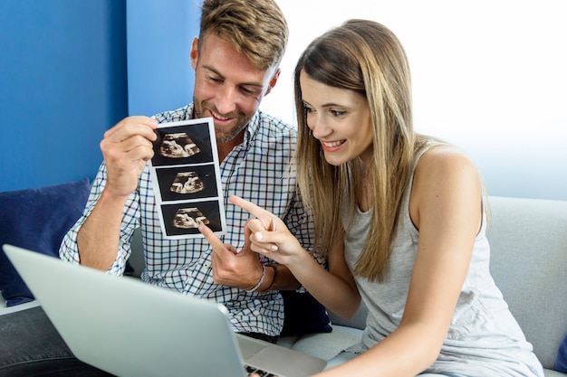 Pareja joven realizando una videoconferencia