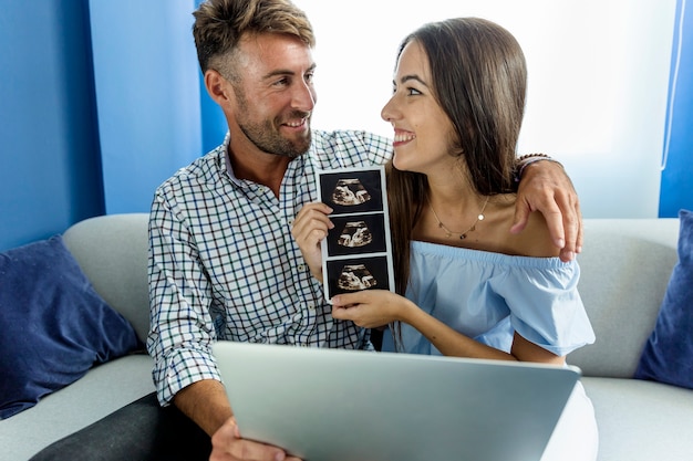 Foto gratuita pareja joven realizando una videoconferencia