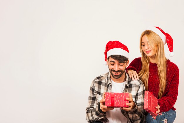 Pareja joven recibiendo regalos