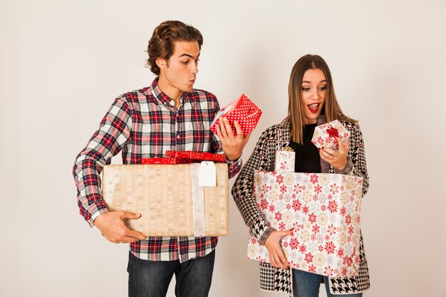 Pareja joven con regalos