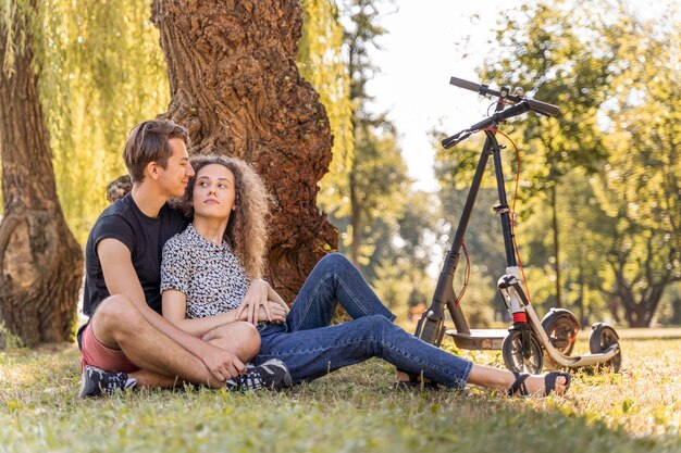 Pareja joven, relajante, aire libre