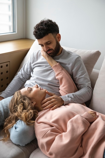 Pareja joven, relajante, en casa