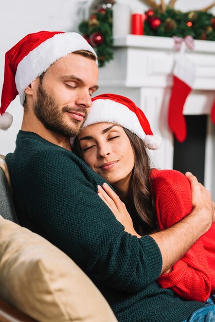 Pareja joven, relajante, en, sofá