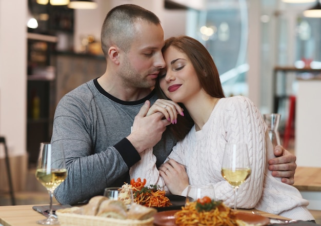 Pareja joven, en el restaurante