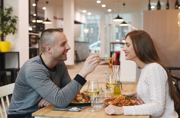 Pareja joven, en el restaurante