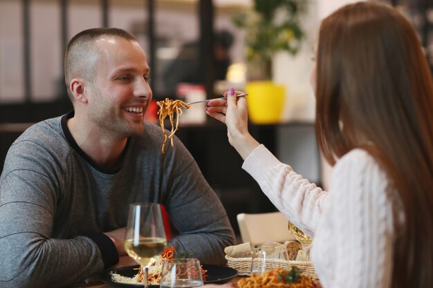 Pareja joven, en el restaurante