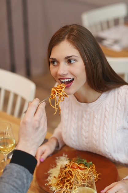 Pareja joven, en el restaurante