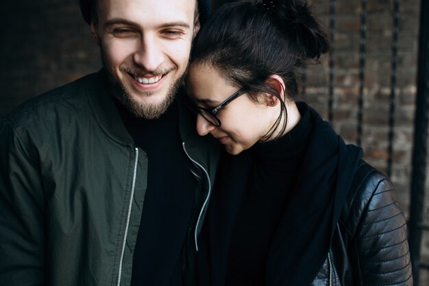 Pareja joven riendo juntos