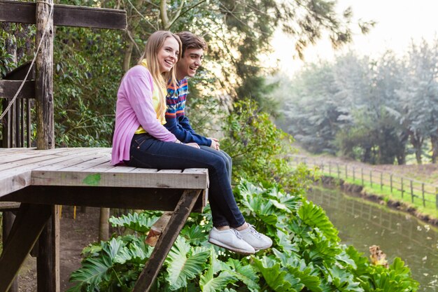 Pareja joven riéndose mientras disfrutan del paisaje