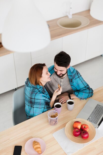 Pareja joven romántica alta vista