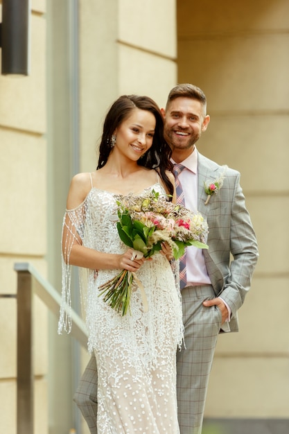 Pareja joven romántica caucásica celebrando su matrimonio en la ciudad.