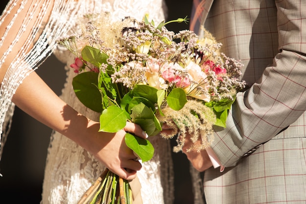 Pareja joven romántica caucásica celebrando su matrimonio en la ciudad.