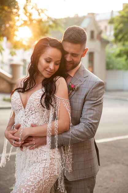 Pareja joven romántica caucásica celebrando su matrimonio en la ciudad.