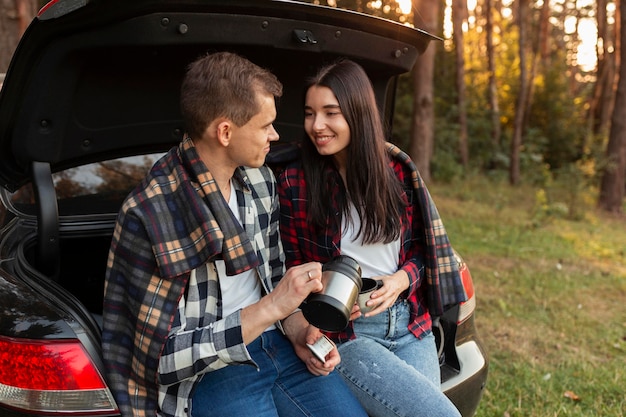 Foto gratuita pareja joven romántica disfrutando de la naturaleza juntos