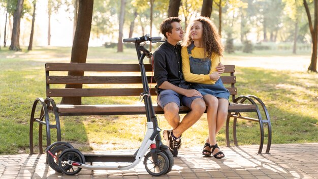 Pareja joven romántica juntos al aire libre