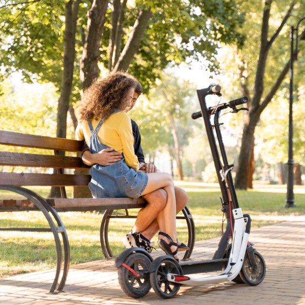 Pareja joven romántica juntos al aire libre