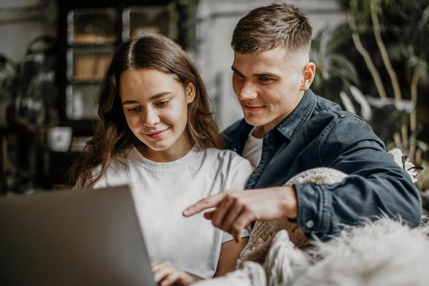 Pareja joven romántica navegación portátil juntos