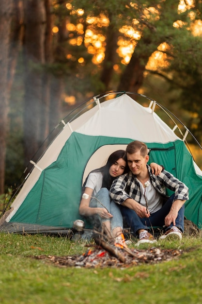 Foto gratuita pareja joven romántica relajarse juntos