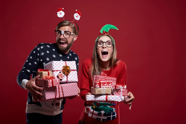 Pareja joven en ropa de Navidad extraña