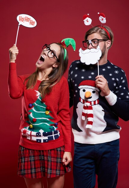 Pareja joven en ropa de Navidad extraña