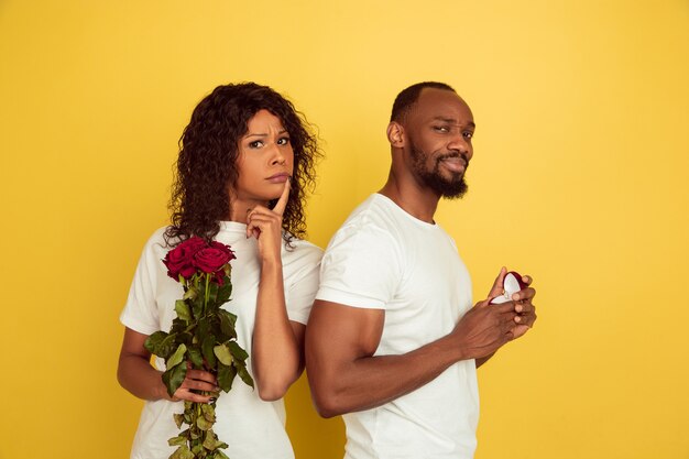 Pareja joven, con, rosas, y, anillo de bodas