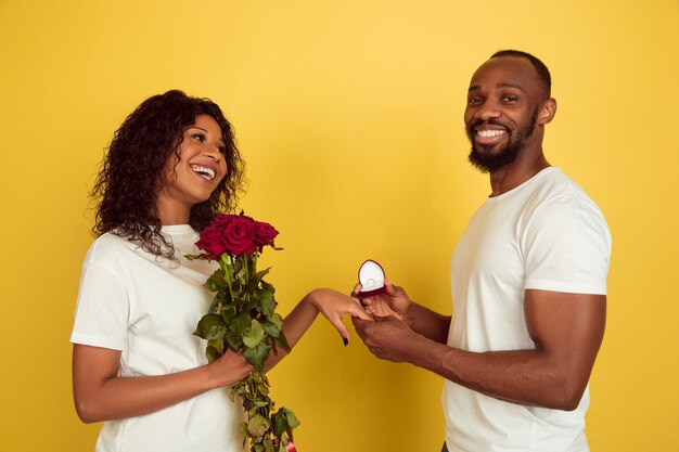 Pareja joven, con, rosas, y, anillo de bodas