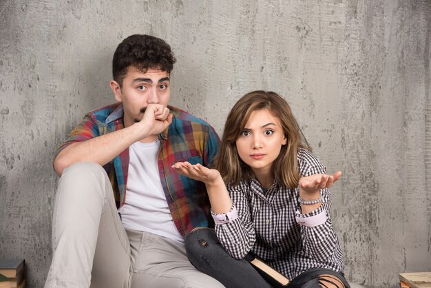 pareja joven sentada en el suelo