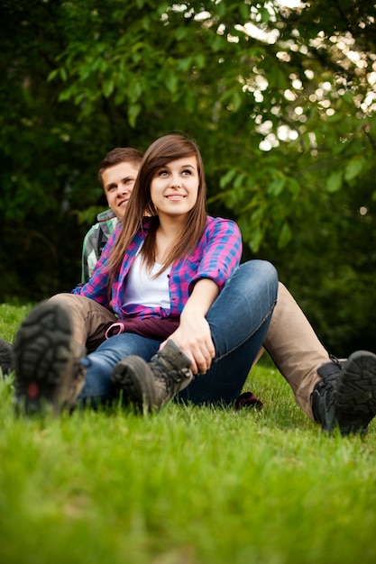 Pareja joven, sentado, en, glade