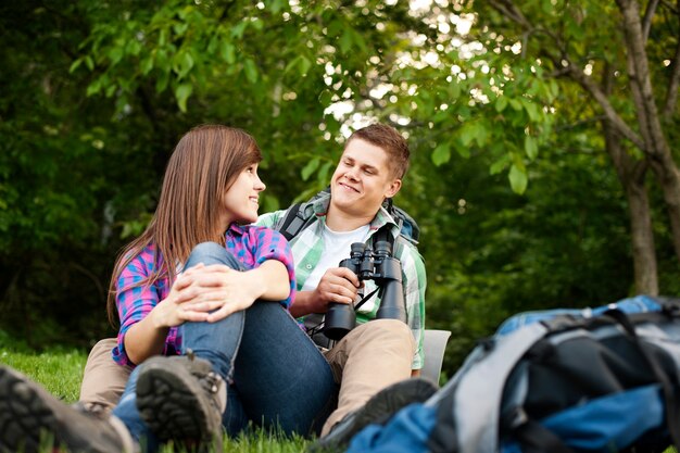 Pareja joven, sentado, en, glade